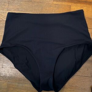 Lululemon black chevron print XL swim bottoms.